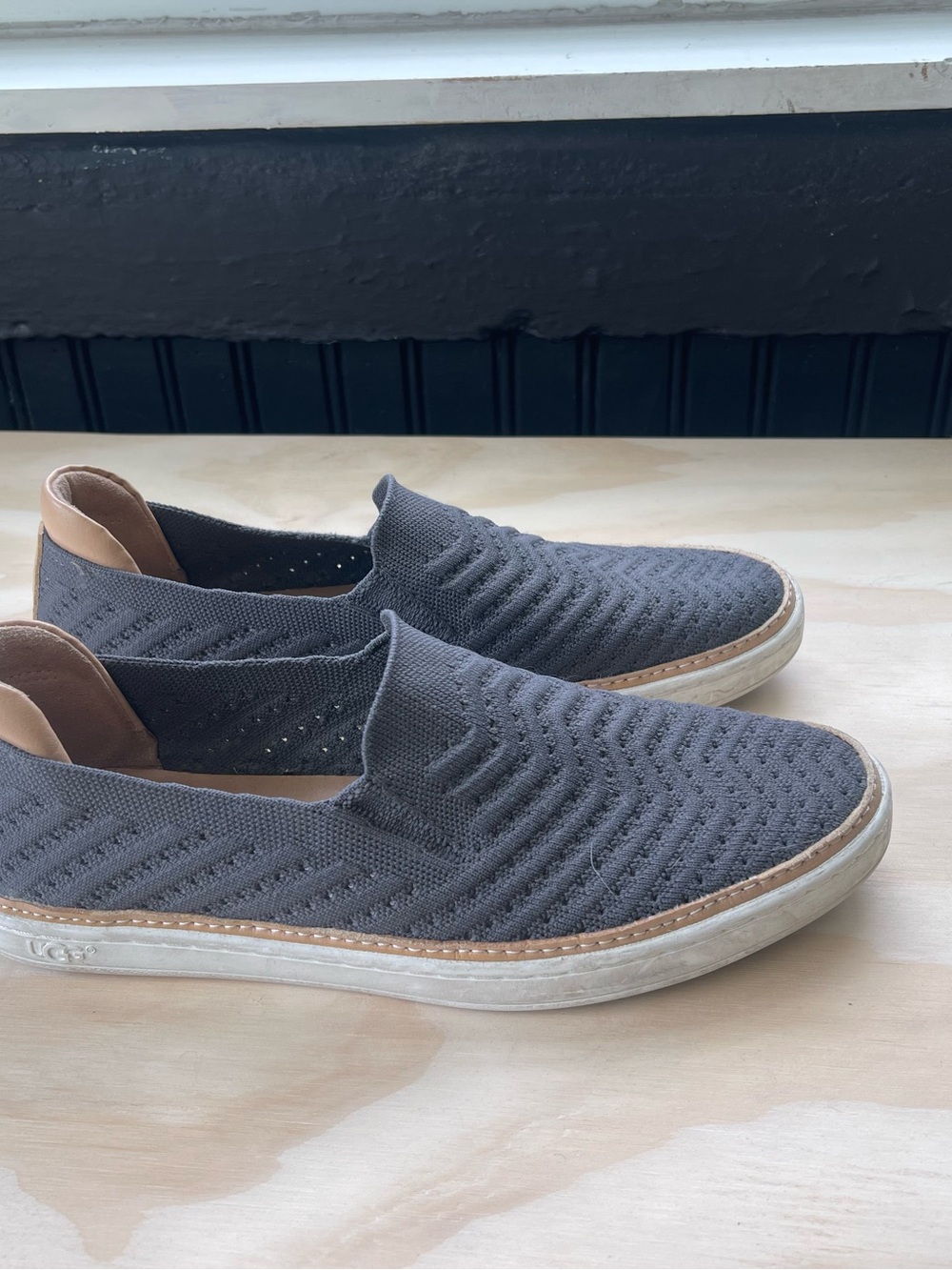 Women’s Size 8 Slip-On UGG Knit Sneakers in Charcoal Gray - Picture 2 of 6